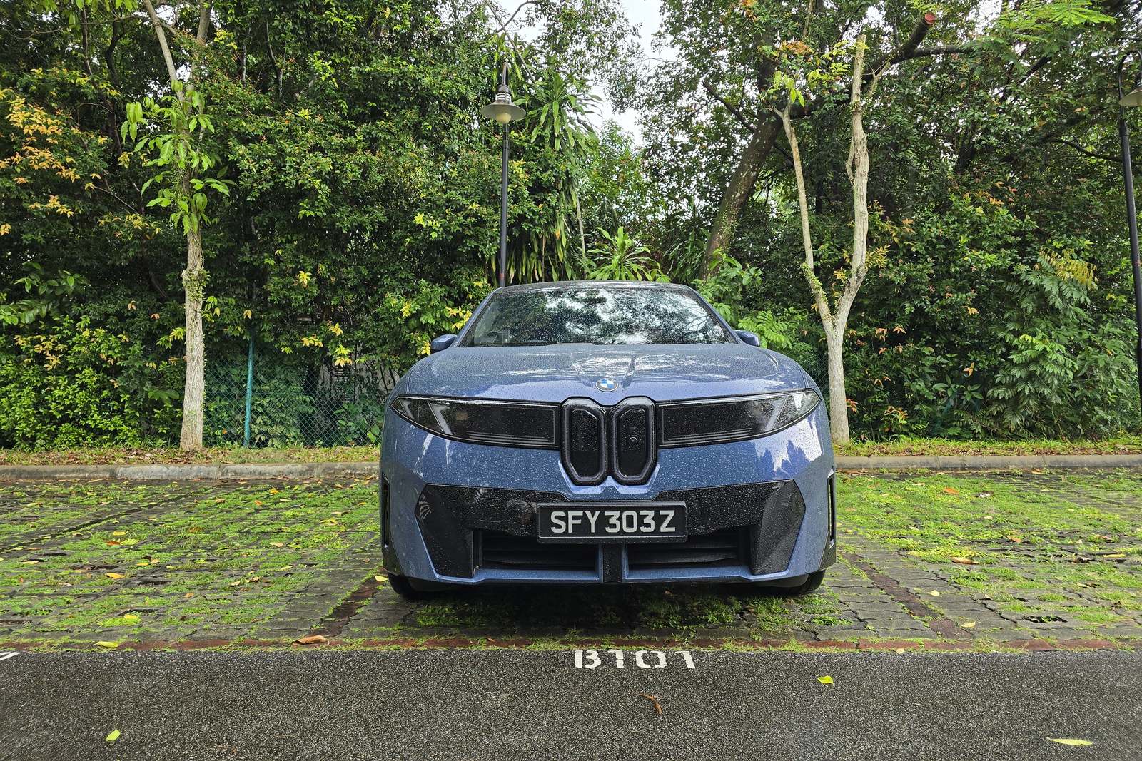 BMW iX3 head-on, showing the small vertical kidney grilles and the new horizontal light signature