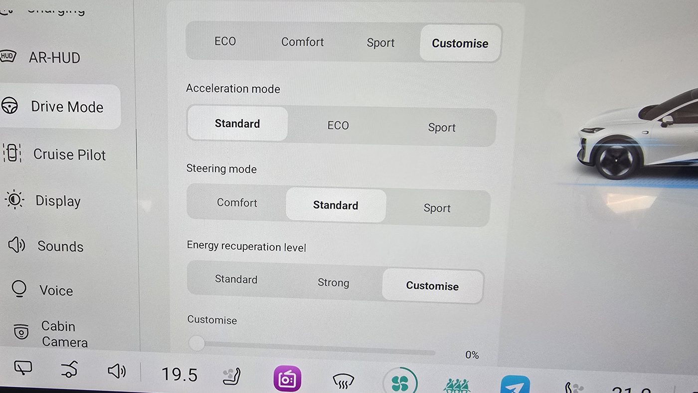 Deepal S07 drive mode menu showing Customise selected with separate settings for acceleration, steering and energy recuperation