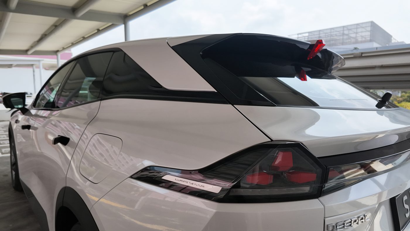 Close-up of the Deepal S07 rear quarter with the full-width tail light and raked rear glass