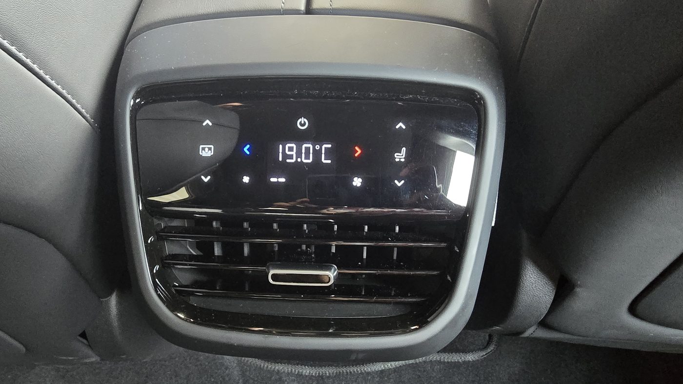 Deepal S07 rear touchscreen climate panel showing 19 degrees with rear vents below