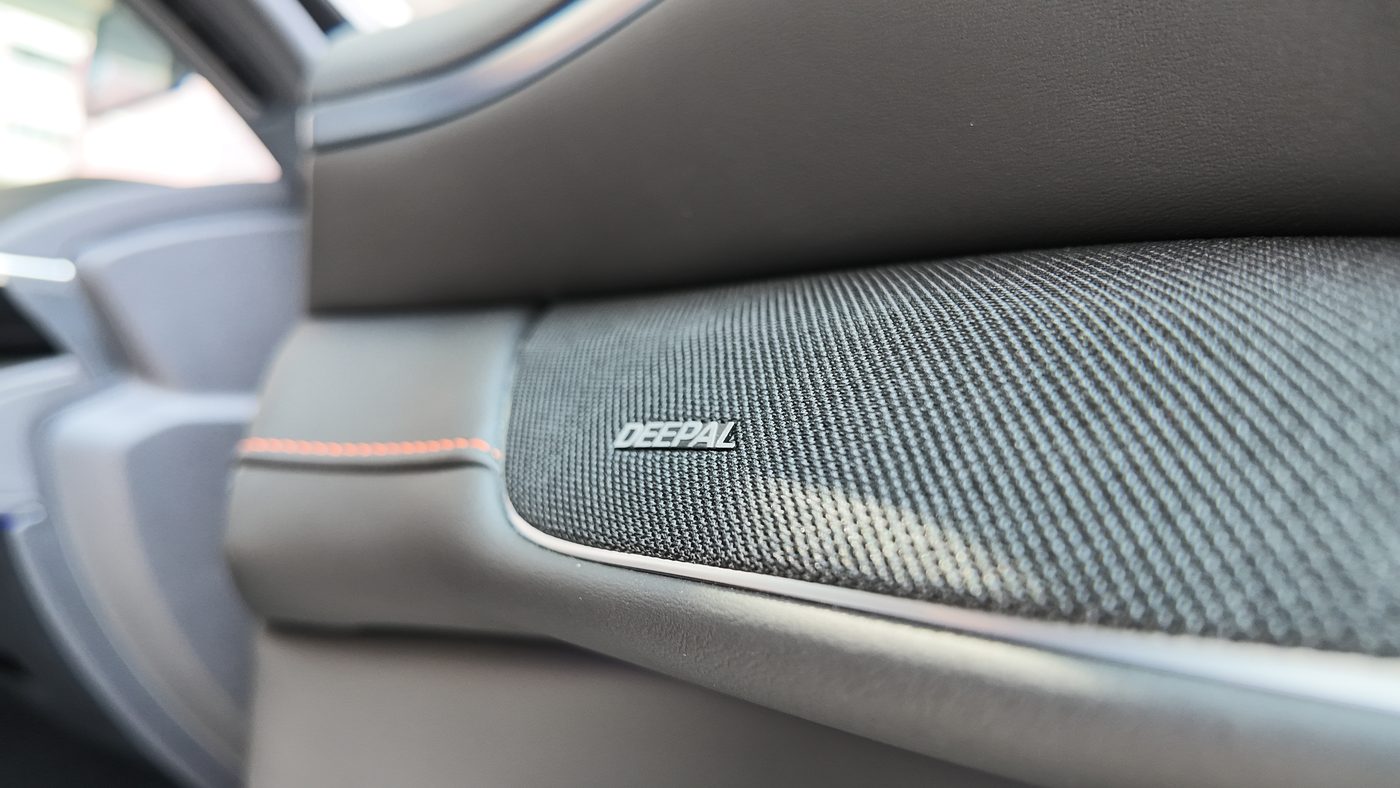 Close-up of a Deepal-branded speaker grille on the S07 door