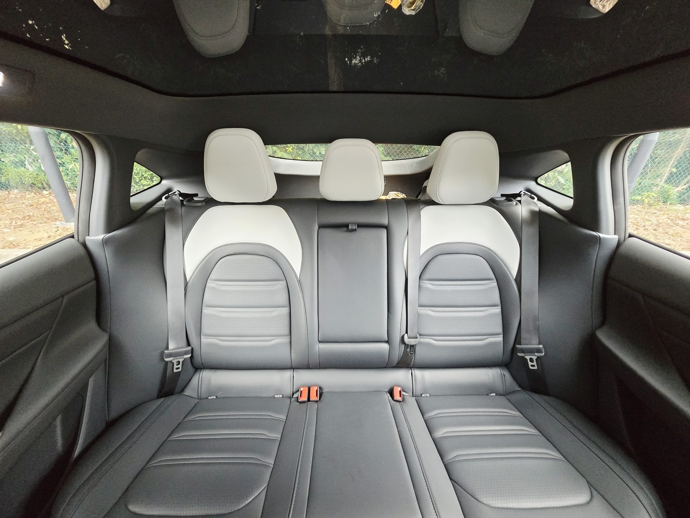 Rear bench of the Dongfeng 007 with two-tone grey upholstery under the panoramic glass roof
