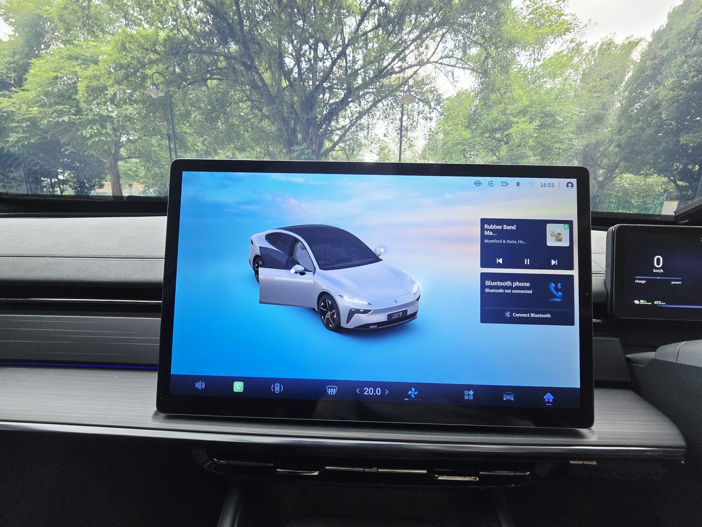 The 15.6-inch central infotainment display in the Dongfeng 007 with the fixed controls bar along the bottom