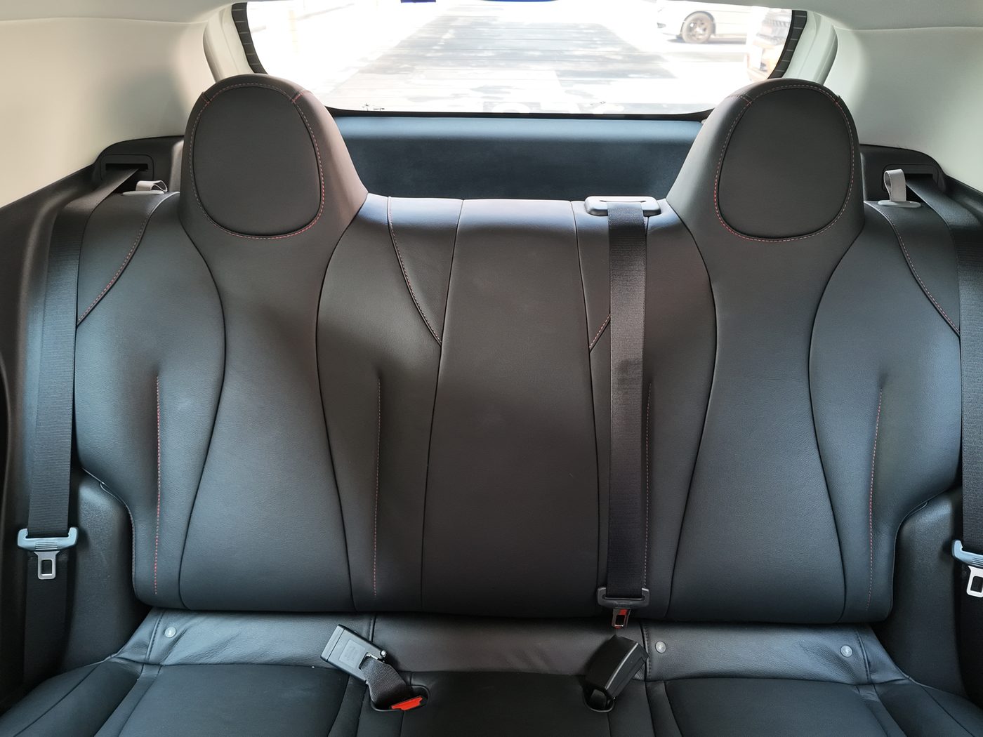 The rear bench of the Dongfeng Box R in black leather with red contrast stitching