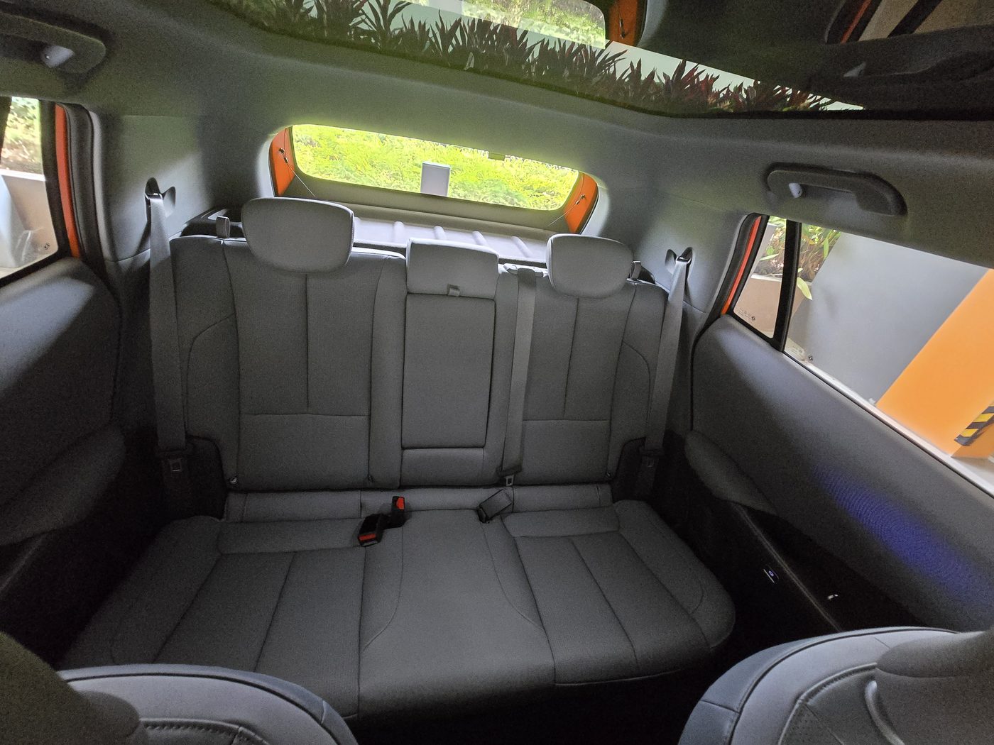 Rear bench of the Dongfeng Vigo in light grey upholstery with good legroom and headroom
