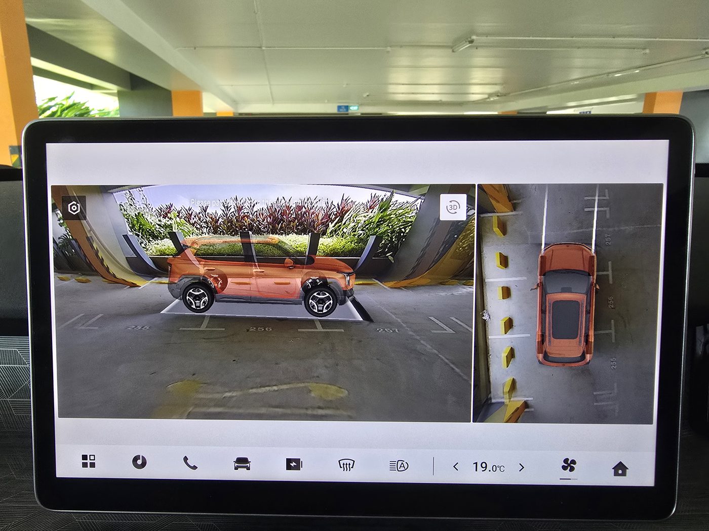 The Dongfeng Vigo 540-degree camera view on the 12.8-inch central screen, showing the car in a parking lot from above and in 3D