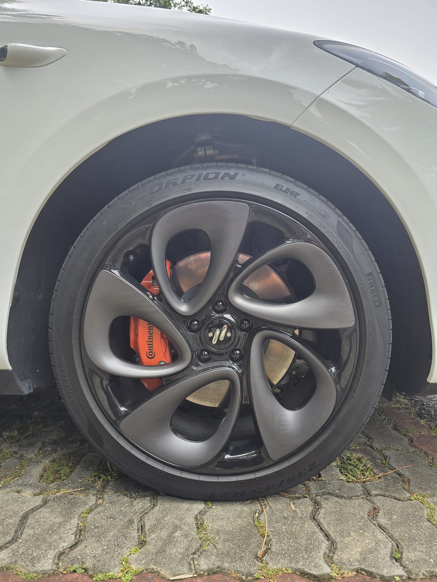 Orange Continental brake caliper behind the IM6 21-inch wheel