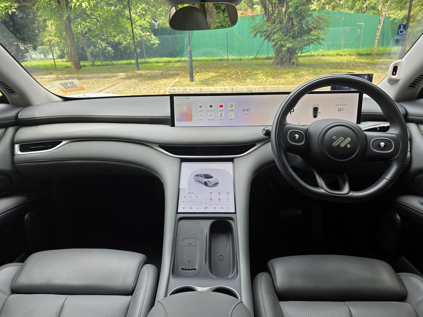 IM6 dashboard with the 26.3-inch panoramic display and the 10.5-inch console touchscreen