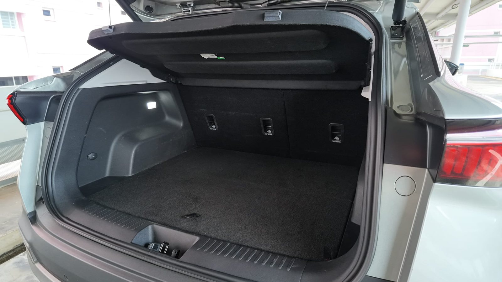 Omoda E5 boot space with the parcel shelf raised