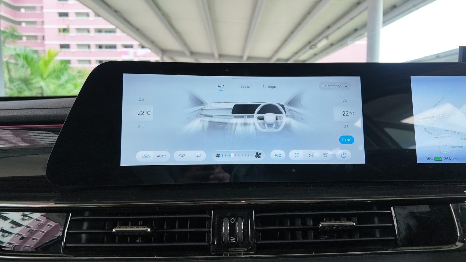 Omoda E5 climate control screen showing dual-zone temperature, fan slider and seat controls