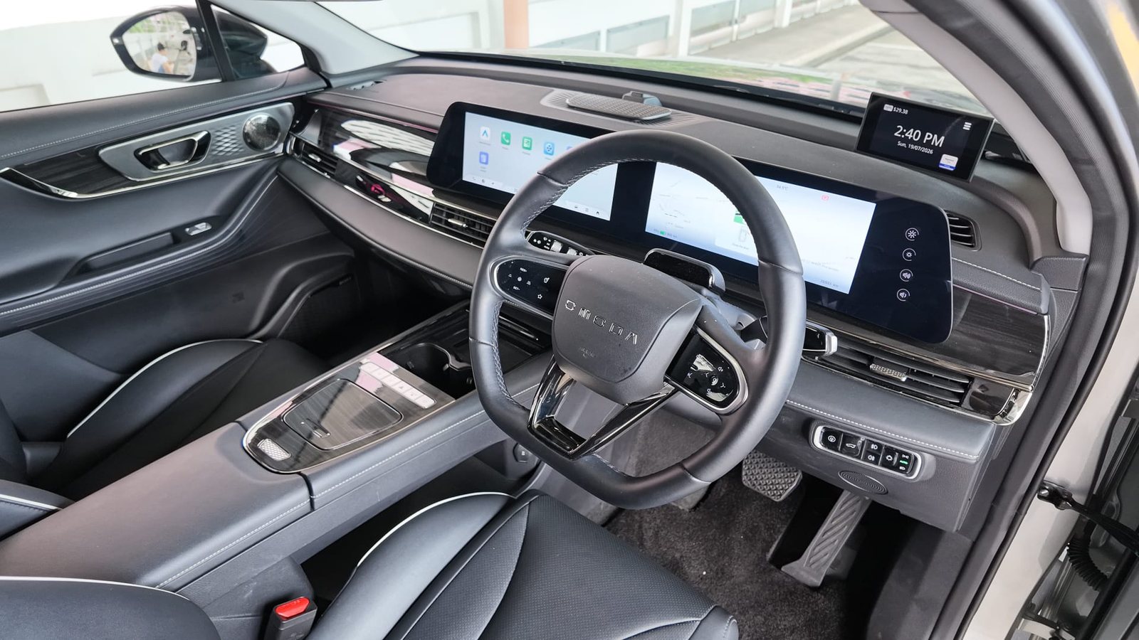 Omoda E5 dashboard, trim and 24.6-inch curved screen seen from the driver's door