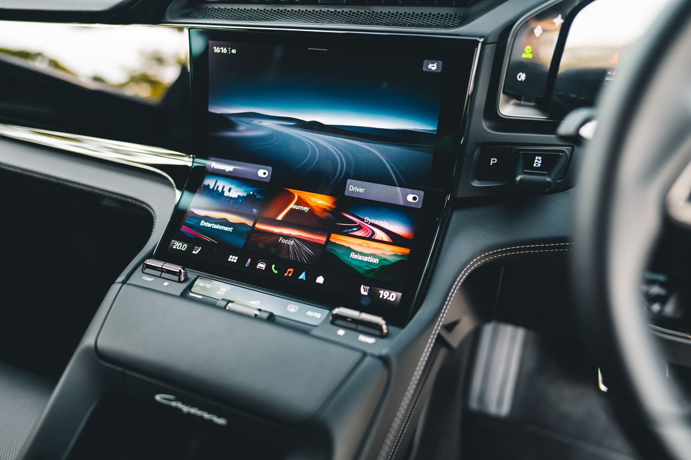 The Porsche Flow Display in the Cayenne Turbo Electric cabin