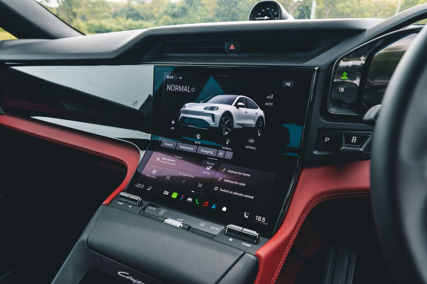 Porsche Cayenne Coupé Electric interior in red leather with the Flow Display