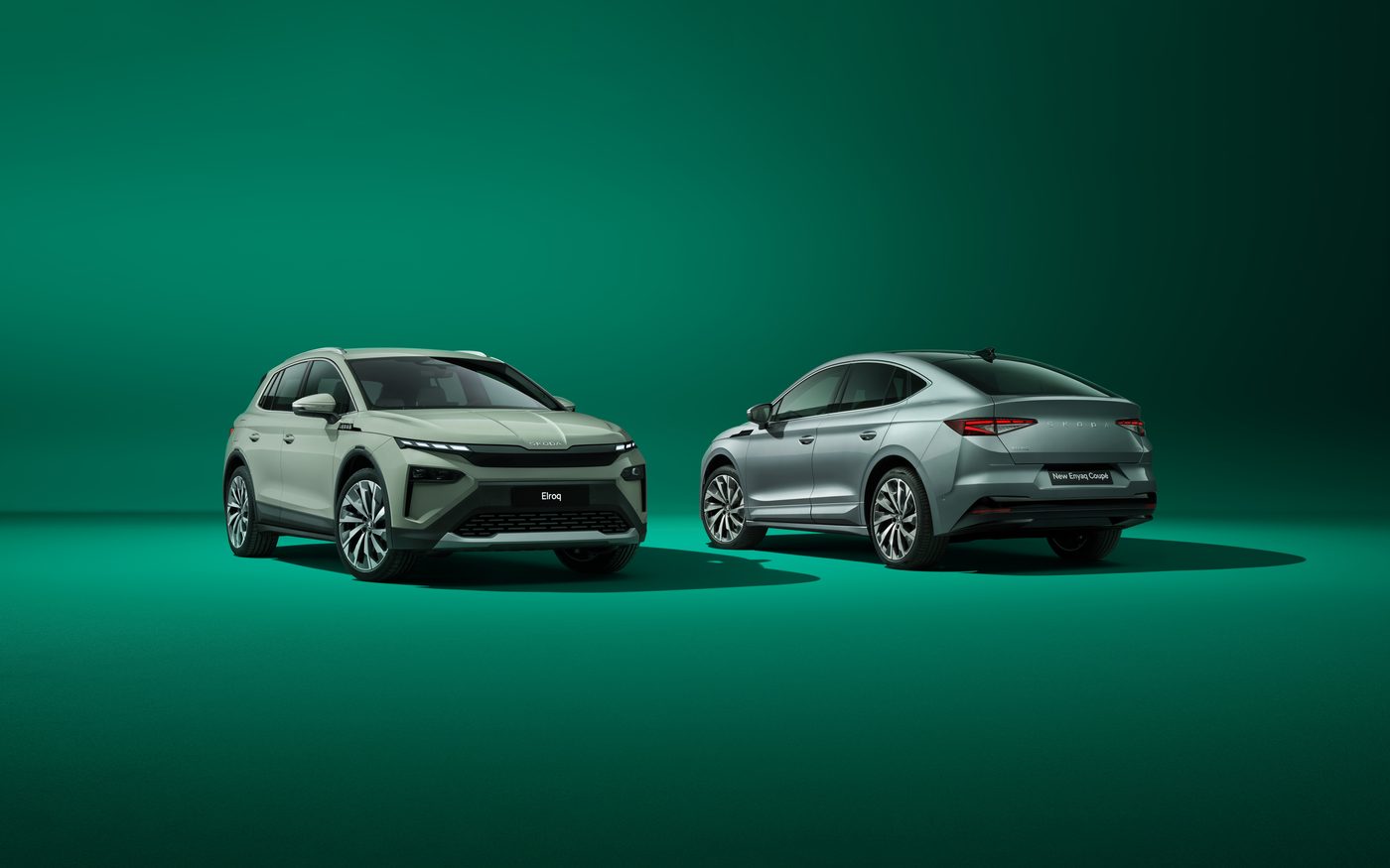 A Škoda Elroq and an Enyaq Coupé in a green studio