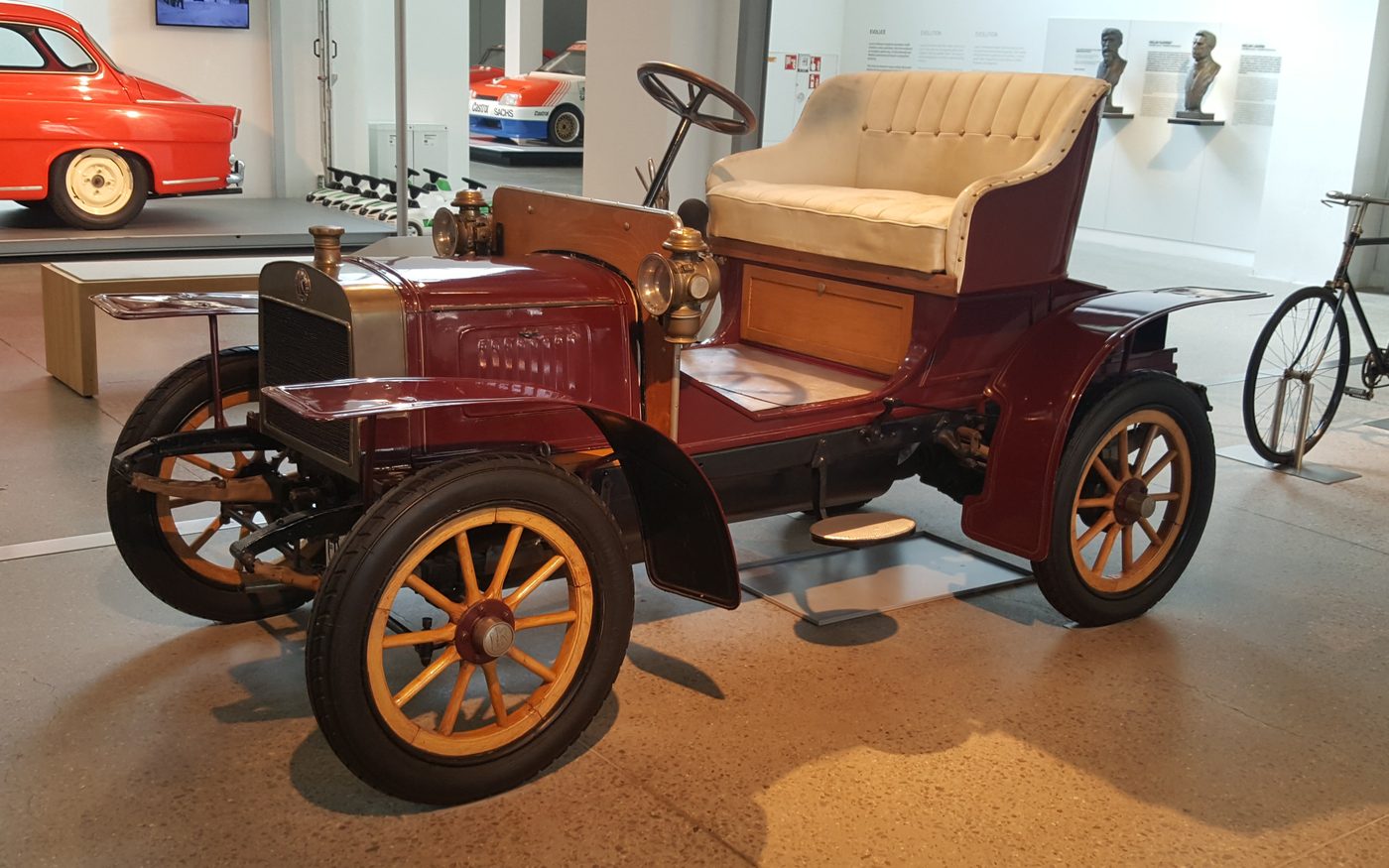 A Laurin & Klement Voiturette A in the Škoda Museum, with a Slavia bicycle behind it