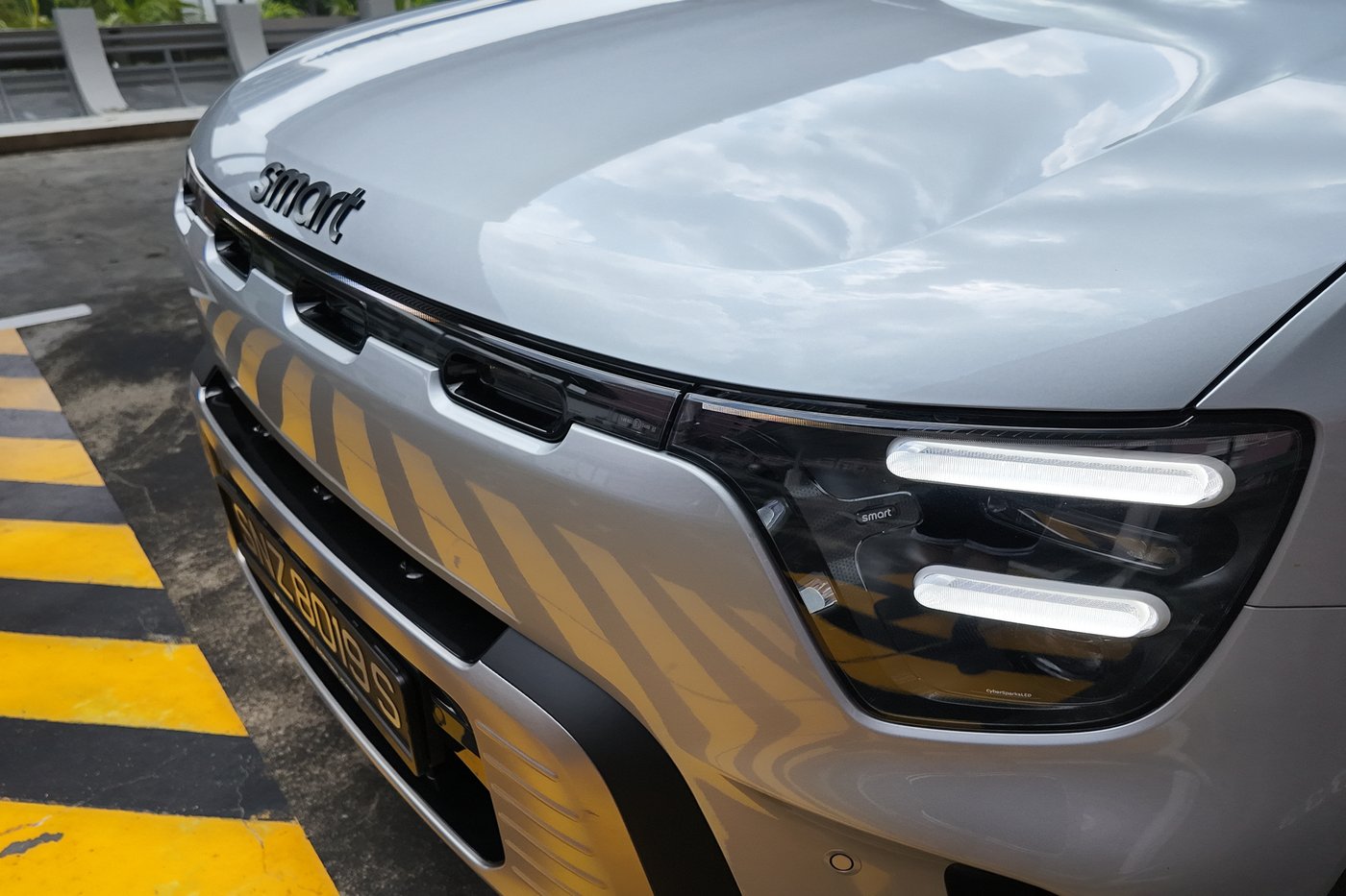 Close-up of the smart #5 Pro daytime running lights and front light bar